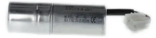 Silberner Bosch-Kondensator mit Anschlusskabel und Stecker. Auf dem Gehäuse sind technische Angaben und Zertifizierungszeichen sichtbar.